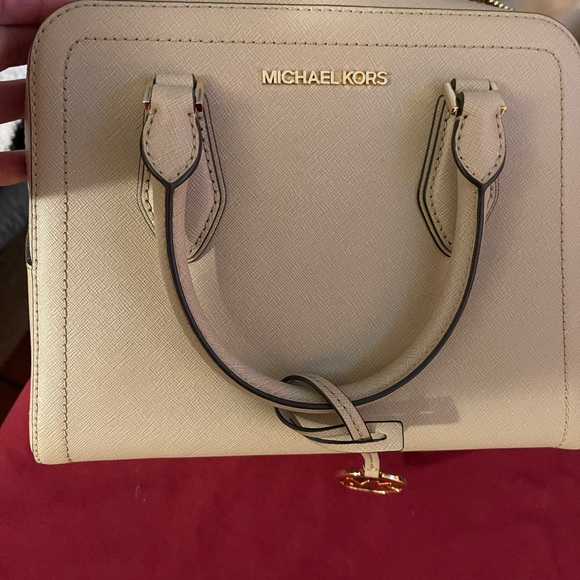 Michael Kors Purse. - Picture 2 of 11